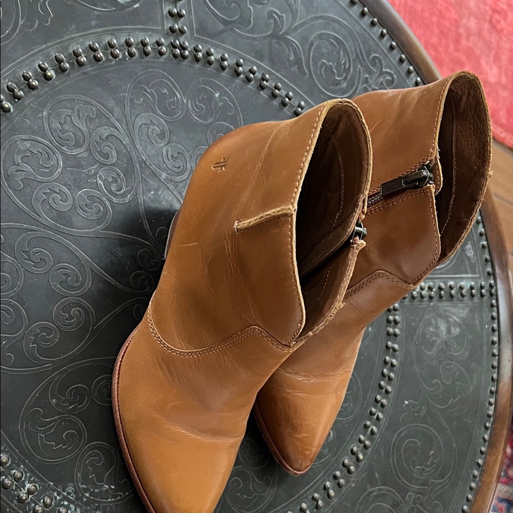 FRYE AND CO. Tan Leather Ankle Booties